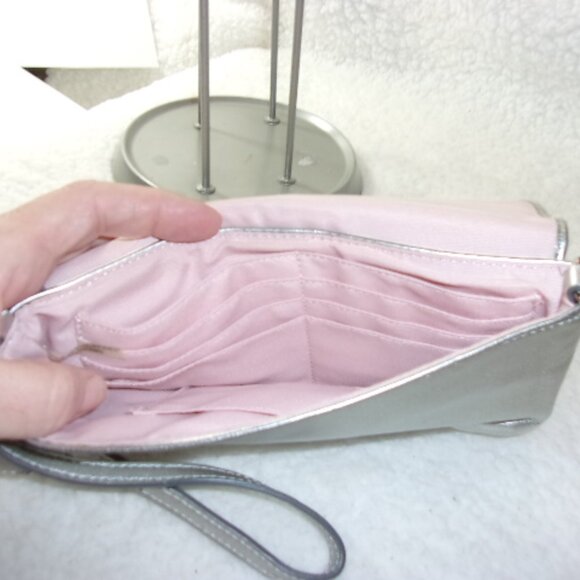 E-148 COACH PLEATED METALLIC SILVER LARGE WRISTLET - Picture 7 of 10